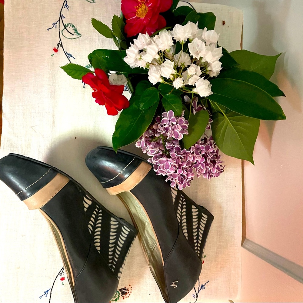 Vélez Wedge Pumps Colombian Made Size 8